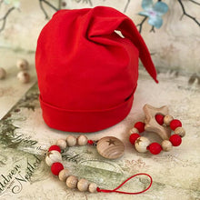 Carica l'immagine nel visualizzatore di Gallery, berretto rosso, massaggiagengive in legno naturale e perle in silicone rosse e porta ciuccio