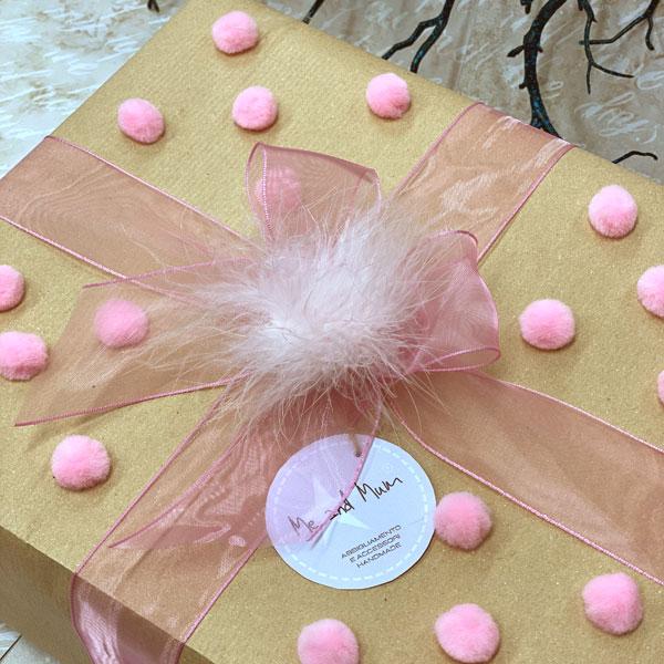 confezione regalo artigianale con pom pom rosa  Modifica testo alternativo