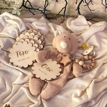 Carica l&#39;immagine nel visualizzatore di Gallery, doudou con carte in legno mesiversario per bambini
