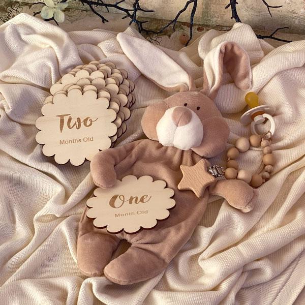 doudou con carte in legno mesiversario per bambini